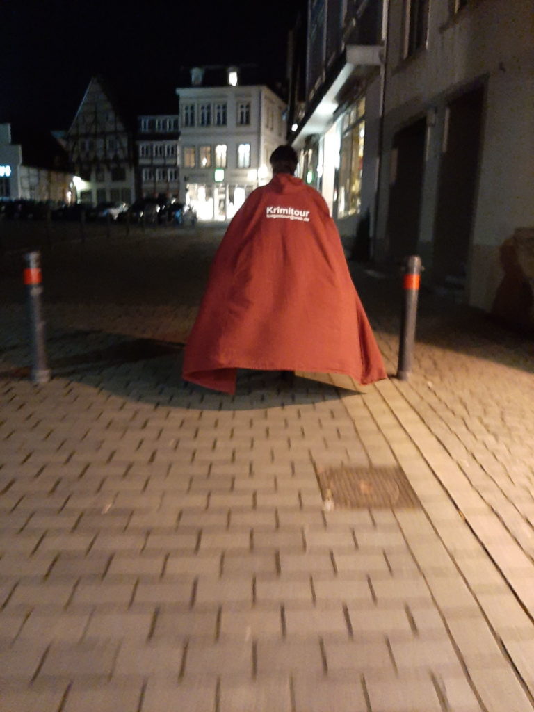 Andrea Rostel mit einem roten Umhang bei Nacht