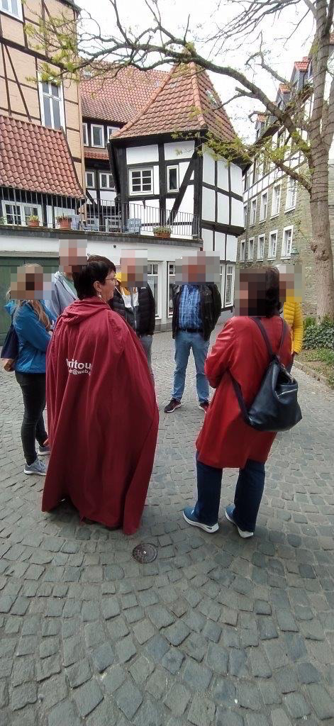 Andrea Rostel erklärt einer kleinen Gruppe die Stadt